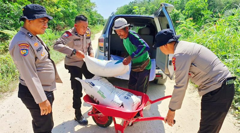 AKP Era Maipo didampingi oleh Kanit Reskrim IPDA Eka, PS Kanit Binmas Aipda S. Efendi, PS Kanit Intel Aiptu Sopingi, serta Bhabinkamtibmas Desa Bangun Sari Aiptu Indra memimpin langsung penyaluran bantuan pupuk jenis NPK dan Urea kepada Kelompok Tani (Poktan) Karya Tani di Desa Bangun Sari, Kabupaten Kampar, Riau, Selasa (9/6/2026). (Foto: Humas Polres Kampar)
