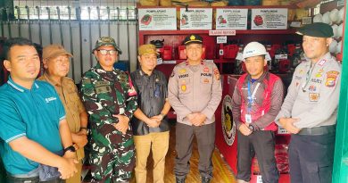 Kapolsek Teluk Meranti, IPDA Vicki Rizky didampingi oleh Camat Teluk Meranti Raja Eka Putra, Lurah Abu Samma, Babinsa Koramil 15 Kuala Kampar Serka Reza, serta tim manajemen Fire Department Forest Protection PT RAPP turun langsung ke lapangan untuk memastikan kesiapsiagaan korporasi untuk deteksi dini sebelum memasuki puncak musim kemarau agar ruang publik bebas dari kabut asap, Selasa (9/6/2026). (Foto: Humas Polsek Teluk Meranti)