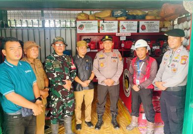 Kapolsek Teluk Meranti, IPDA Vicki Rizky didampingi oleh Camat Teluk Meranti Raja Eka Putra, Lurah Abu Samma, Babinsa Koramil 15 Kuala Kampar Serka Reza, serta tim manajemen Fire Department Forest Protection PT RAPP turun langsung ke lapangan untuk memastikan kesiapsiagaan korporasi untuk deteksi dini sebelum memasuki puncak musim kemarau agar ruang publik bebas dari kabut asap, Selasa (9/6/2026). (Foto: Humas Polsek Teluk Meranti)