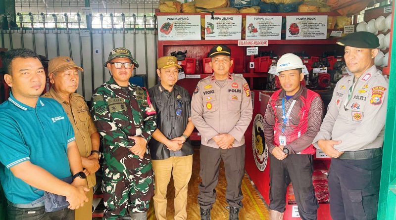 Kapolsek Teluk Meranti, IPDA Vicki Rizky didampingi oleh Camat Teluk Meranti Raja Eka Putra, Lurah Abu Samma, Babinsa Koramil 15 Kuala Kampar Serka Reza, serta tim manajemen Fire Department Forest Protection PT RAPP turun langsung ke lapangan untuk memastikan kesiapsiagaan korporasi untuk deteksi dini sebelum memasuki puncak musim kemarau agar ruang publik bebas dari kabut asap, Selasa (9/6/2026). (Foto: Humas Polsek Teluk Meranti)