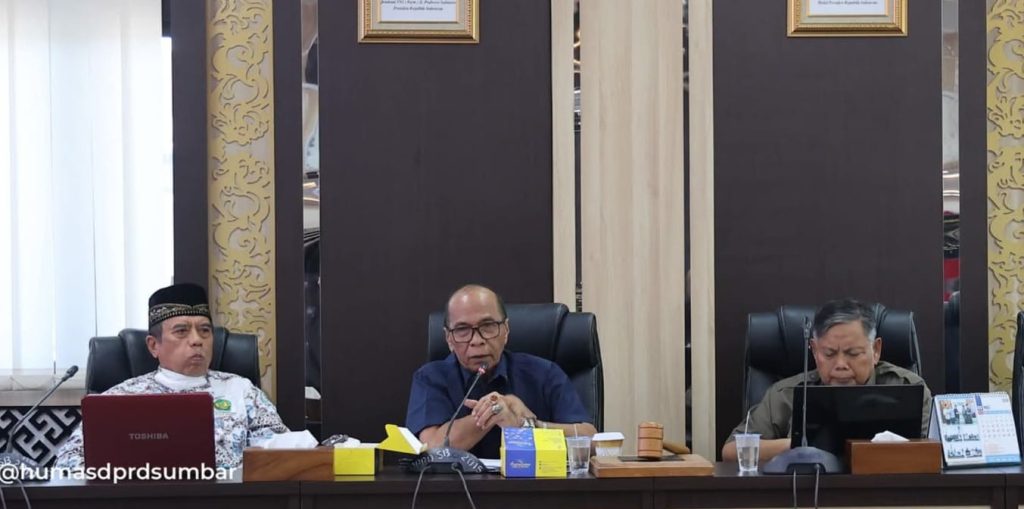 Tim Ahli DPRD Provinsi Sumatera Barat menggelar rapat rutin kedewanan di Ruang Khusus II Kantor DPRD Sumbar, Padang, Rabu (10/6/2026). Pertemuan penting ini dipimpin langsung oleh Ketua Tim Ahli DPRD Sumbar, HM Nurnas, serta dihadiri oleh seluruh anggota tim perumus. (Foto: Humas DPRD Sumbar)