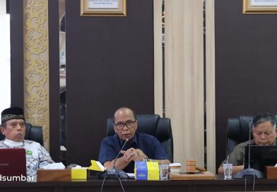 Tim Ahli DPRD Provinsi Sumatera Barat menggelar rapat rutin kedewanan di Ruang Khusus II Kantor DPRD Sumbar, Padang, Rabu (10/6/2026). Pertemuan penting ini dipimpin langsung oleh Ketua Tim Ahli DPRD Sumbar, HM Nurnas, serta dihadiri oleh seluruh anggota tim perumus. (Foto: Humas DPRD Sumbar)