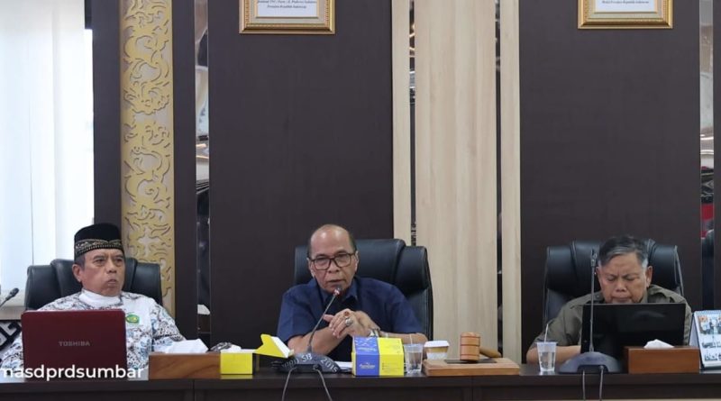 Tim Ahli DPRD Provinsi Sumatera Barat menggelar rapat rutin kedewanan di Ruang Khusus II Kantor DPRD Sumbar, Padang, Rabu (10/6/2026). Pertemuan penting ini dipimpin langsung oleh Ketua Tim Ahli DPRD Sumbar, HM Nurnas, serta dihadiri oleh seluruh anggota tim perumus. (Foto: Humas DPRD Sumbar)