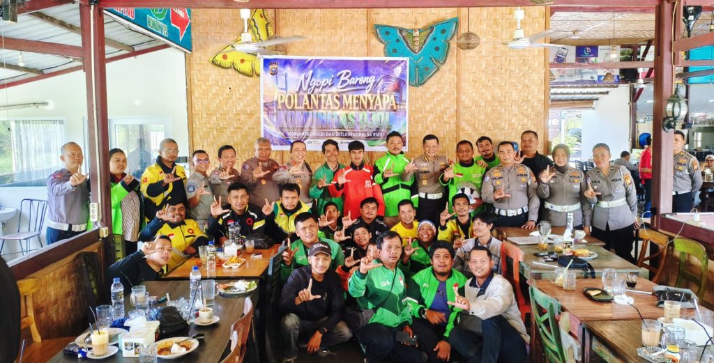Aparat kepolisian menggelar agenda diskusi santai bertajuk "Ngopi Bareng Polantas Menyapa" di Wareh Kopi, Jalan Arifin Ahmad, Pekanbaru, Rabu (10/6/2026). (Foto: Humas Ditlantas Polda Riau)