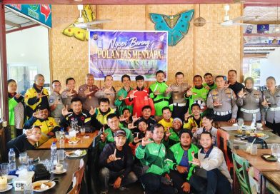 Aparat kepolisian menggelar agenda diskusi santai bertajuk "Ngopi Bareng Polantas Menyapa" di Wareh Kopi, Jalan Arifin Ahmad, Pekanbaru, Rabu (10/6/2026). (Foto: Humas Ditlantas Polda Riau)