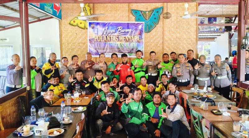 Aparat kepolisian menggelar agenda diskusi santai bertajuk "Ngopi Bareng Polantas Menyapa" di Wareh Kopi, Jalan Arifin Ahmad, Pekanbaru, Rabu (10/6/2026). (Foto: Humas Ditlantas Polda Riau)