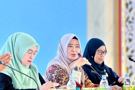 Anggota Komisi V DPRD Provinsi Sumatera Barat, Yesi Endriani, menegaskan pentingnya peran strategis guru dalam mendeteksi dini persoalan kesehatan mental siswa saat menghadiri kegiatan Bimbingan Teknis (Bimtek) Guru Wali Kelas Angkatan II di Kota Bukittinggi, Kamis (11/6/2026). (Foto: IST/Novrianto)