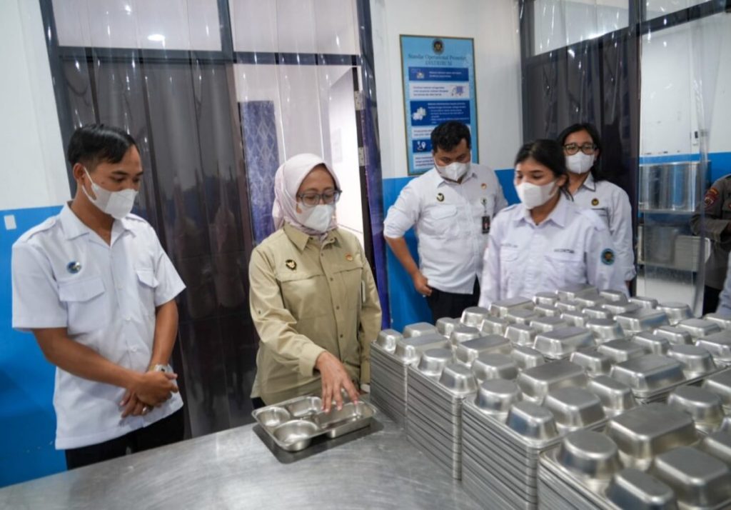 Asisten Deputi Koordinasi Kerja Sama Asia Kemenko Polkam, Nur Rokhmah Hidayah, melaksanakan pemantauan intensif terhadap pelaksanaan Program Prioritas Presiden di Satuan Pelayanan Pemenuhan Gizi (SPPG) Polda Kalimantan Barat, Kamis (11/6/2026). (Foto: Kemenko Polkam RI)