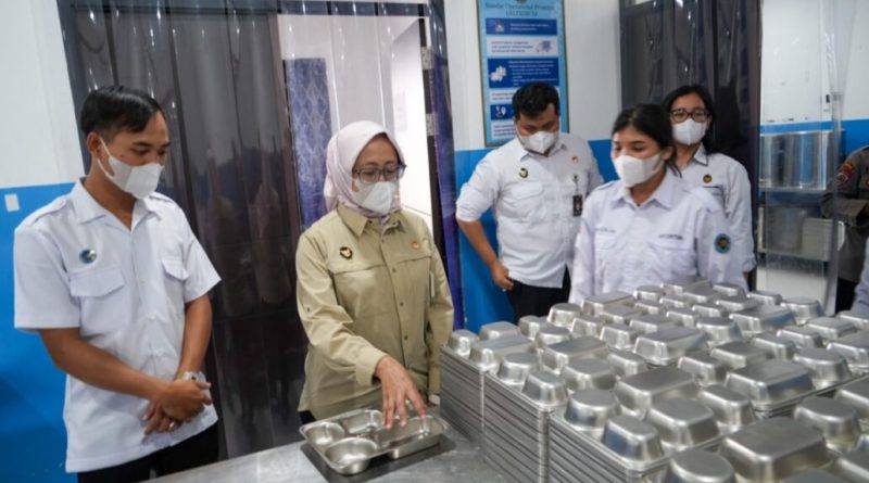 Asisten Deputi Koordinasi Kerja Sama Asia Kemenko Polkam, Nur Rokhmah Hidayah, melaksanakan pemantauan intensif terhadap pelaksanaan Program Prioritas Presiden di Satuan Pelayanan Pemenuhan Gizi (SPPG) Polda Kalimantan Barat, Kamis (11/6/2026). (Foto: Kemenko Polkam RI)