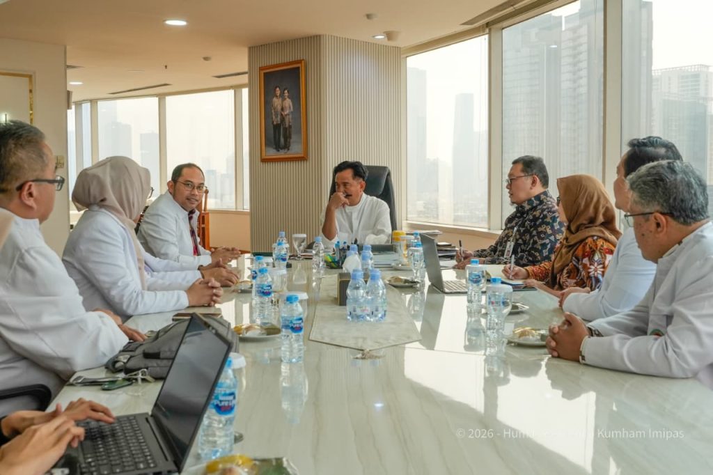 Menteri Koordinator Bidang Hukum, Hak Asasi Manusia, Imigrasi, dan Pemasyarakatan, Yusril Ihza Mahendra, menerima audiensi Pengurus Pusat Perhimpunan Dokter Umum Indonesia (PDUI) di Jakarta, Kamis (11/6/2026). (Foto: Kemenko Kumham Imipas RI)
