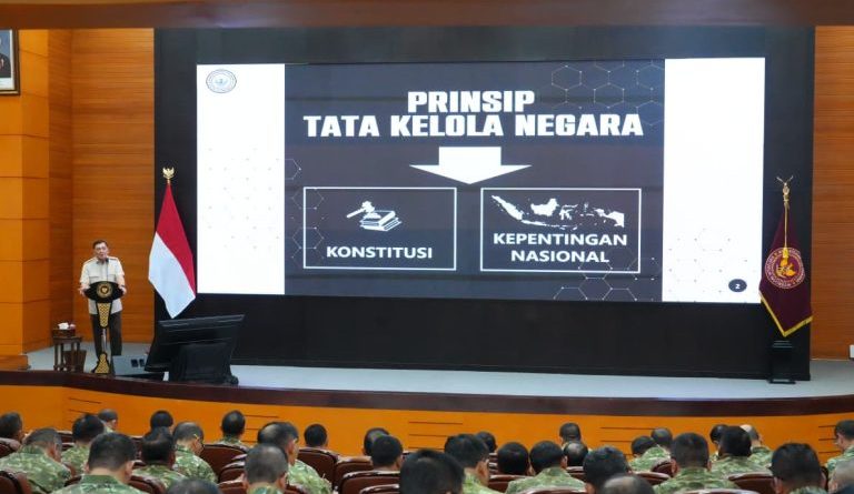 Menteri Pertahanan RI, Sjafrie Sjamsoeddin, memberikan pengarahan langsung kepada jajaran pejabat Eselon I dan Eselon II di lingkungan Kemhan di Kantor Kemhan, Jakarta, Kamis (11/6/2026). (Foto: Kemhan RI)