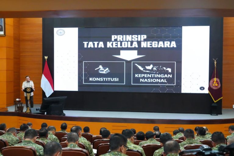 Menteri Pertahanan RI, Sjafrie Sjamsoeddin, memberikan pengarahan langsung kepada jajaran pejabat Eselon I dan Eselon II di lingkungan Kemhan di Kantor Kemhan, Jakarta, Kamis (11/6/2026). (Foto: Kemhan RI)