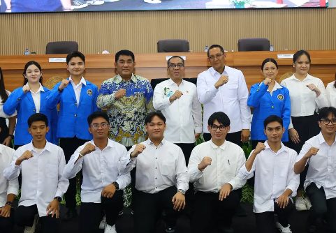 Menteri Pendidikan Tinggi, Sains, dan Teknologi (Mendiktisaintek), Brian Yuliarto, mengapresiasi skema penerimaan mahasiswa angkatan pertama Fakultas Kedokteran (FK) Universitas Negeri Manado (Unima) saat dirinya menghadiri agenda peresmian FK Unima di Sulawesi Utara, Kamis (11/6/2026). (Foto: Kemdiktisaintek RI)