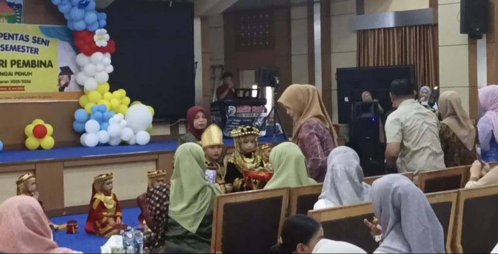 Taman Kanak-kanak (TK) Negeri Pembina Kecamatan Sungai Penuh merealisasikan komitmen tersebut lewat agenda tahunan yang meriah dengan menggelar Acara Festival Seni Akhir Semester di Aula Kantor Walikota Sungai Penuh, Sabtu (13/6/2026). (Foto: Dewi Yulianti)