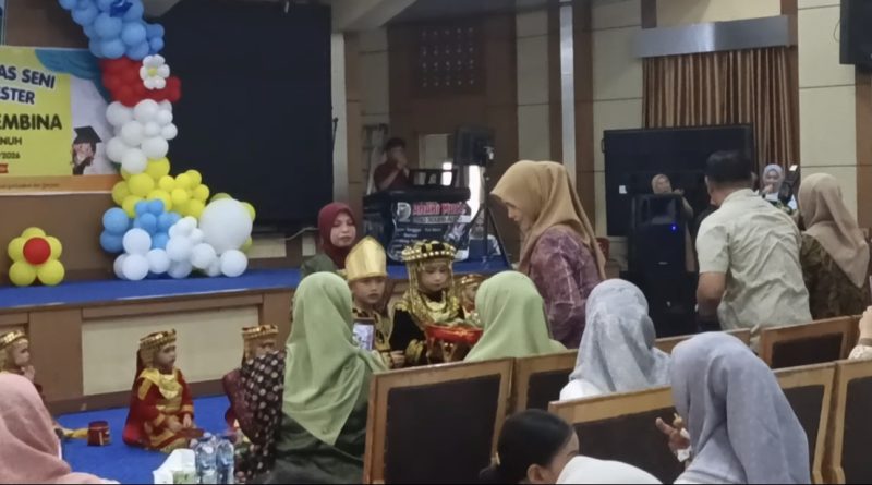 Taman Kanak-kanak (TK) Negeri Pembina Kecamatan Sungai Penuh merealisasikan komitmen tersebut lewat agenda tahunan yang meriah dengan menggelar Acara Festival Seni Akhir Semester di Aula Kantor Walikota Sungai Penuh, Sabtu (13/6/2026). (Foto: Dewi Yulianti)