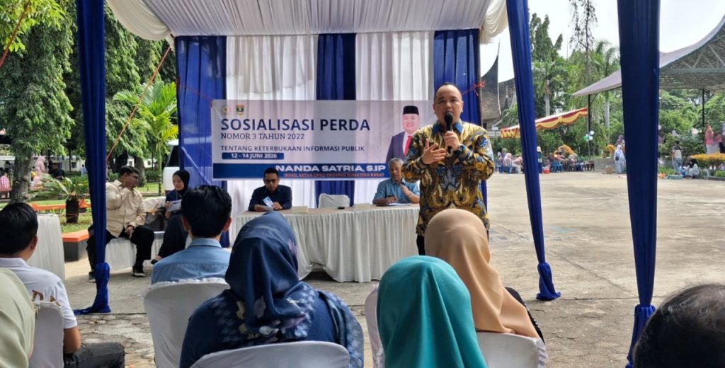 Wakil Ketua DPRD Provinsi Sumatera Barat, Nanda Satria, bergerak nyata dengan menggelar Sosialisasi Peraturan Daerah (Perda) Nomor 3 Tahun 2022 tentang Keterbukaan Informasi Publik di Halaman Taman Melati, Jalan Gereja, Belakang Tangsi, Kecamatan Padang Barat, Kota Padang, Sabtu (13/6/2026). (Foto: IST/Novrianto)