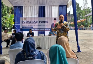 Wakil Ketua DPRD Provinsi Sumatera Barat, Nanda Satria, bergerak nyata dengan menggelar Sosialisasi Peraturan Daerah (Perda) Nomor 3 Tahun 2022 tentang Keterbukaan Informasi Publik di Halaman Taman Melati, Jalan Gereja, Belakang Tangsi, Kecamatan Padang Barat, Kota Padang, Sabtu (13/6/2026). (Foto: IST/Novrianto)