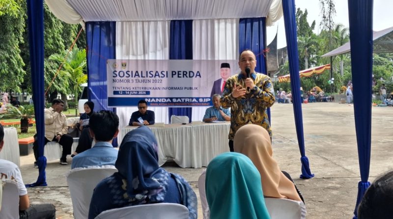 Wakil Ketua DPRD Provinsi Sumatera Barat, Nanda Satria, bergerak nyata dengan menggelar Sosialisasi Peraturan Daerah (Perda) Nomor 3 Tahun 2022 tentang Keterbukaan Informasi Publik di Halaman Taman Melati, Jalan Gereja, Belakang Tangsi, Kecamatan Padang Barat, Kota Padang, Sabtu (13/6/2026). (Foto: IST/Novrianto)