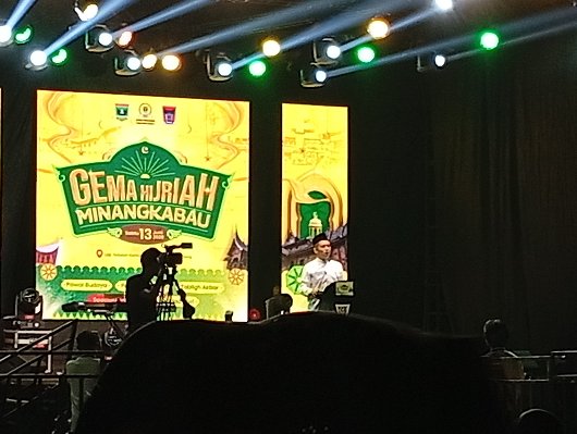 Wakil Ketua DPRD Provinsi Sumatera Barat (Sumbar), Muhammad Iqra Chissa, merealisasikan komitmen tersebut dengan mengucurkan alokasi dana pokok-pokok pikiran (Pokir) kedewanan dengan sengaja menghadirkan penyanyi religi legendaris nasional, Haddad Alwi, ke Kota Padang di Kecamatan Pauh, Kota Padang, Sabtu (13/6/2026). (Foto: IST/Novrianto)
