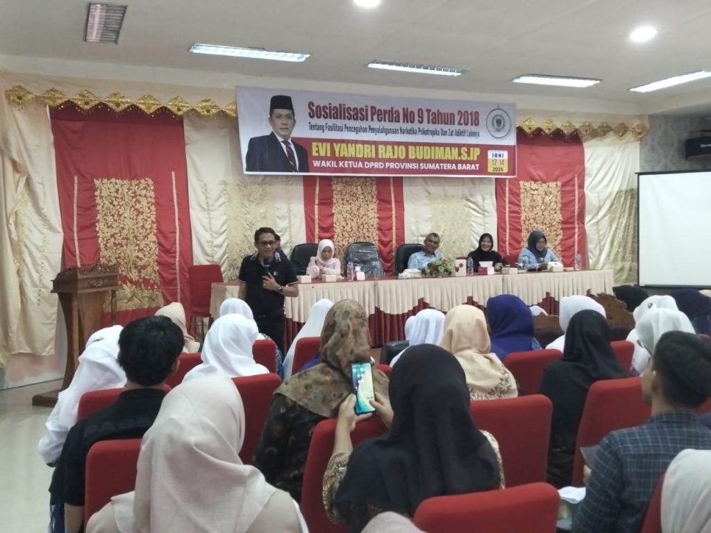 Wakil Ketua DPRD Provinsi Sumatera Barat, Evi Yandri Rajo Budiman, mengambil langkah konkret dengan menyelenggarakan Sosialisasi Peraturan Daerah (Perda) Nomor 9 Tahun 2018 tentang Fasilitasi Pencegahan Penyalahgunaan Narkotika, Psikotropika, dan Zat Adiktif Lainnya (Napza) di Kantor Camat Nanggalo, Kota Padang, Minggu (14/6/2026). (Foto: IST/ Novrianto)