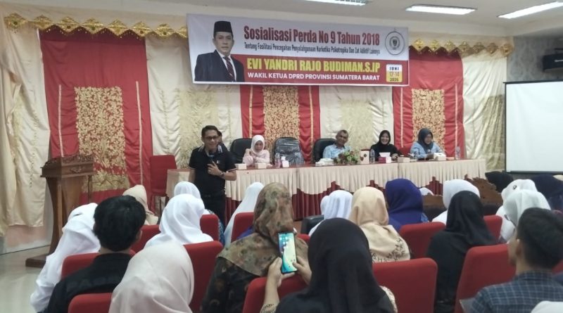 Wakil Ketua DPRD Provinsi Sumatera Barat, Evi Yandri Rajo Budiman, mengambil langkah konkret dengan menyelenggarakan Sosialisasi Peraturan Daerah (Perda) Nomor 9 Tahun 2018 tentang Fasilitasi Pencegahan Penyalahgunaan Narkotika, Psikotropika, dan Zat Adiktif Lainnya (Napza) di Kantor Camat Nanggalo, Kota Padang, Minggu (14/6/2026). (Foto: IST/ Novrianto)