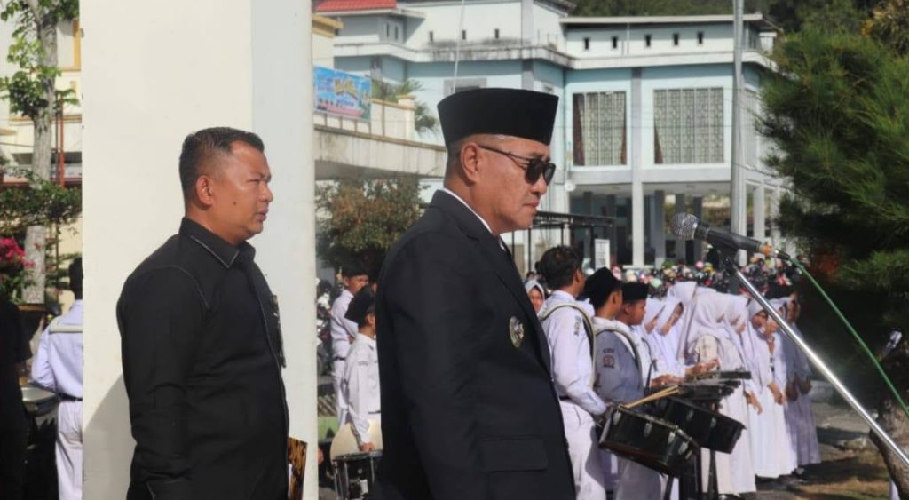 Wali Kota Sungai Penuh, Alfin, S.H., bertindak langsung sebagai inspektur upacara Peringatan Hari Lahir Pancasila Tahun 2026 di Lapangan Kantor Wali Kota Sungai Penuh, Senin (1/6/2026). (Foto: Diskominfosta Sungai Penuh)