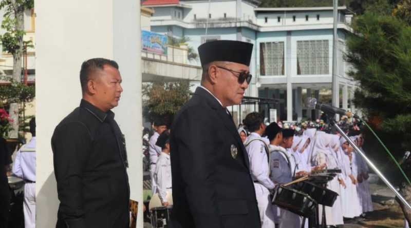 Wali Kota Sungai Penuh, Alfin, S.H., bertindak langsung sebagai inspektur upacara Peringatan Hari Lahir Pancasila Tahun 2026 di Lapangan Kantor Wali Kota Sungai Penuh, Senin (1/6/2026). (Foto: Diskominfosta Sungai Penuh)