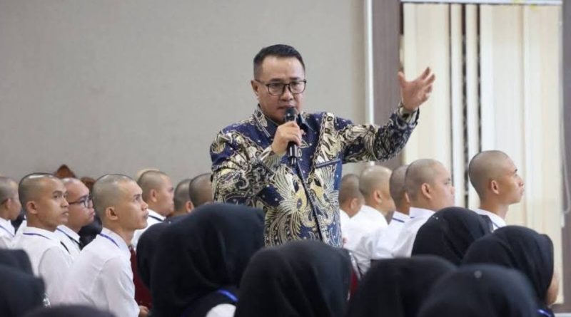 Wali Kota Sungai Penuh, Alfin, S.H., bergerak nyata dengan memberikan pembekalan langsung kepada ratusan aparatur muda dalam Pelatihan Dasar (Latsar) CPNS Golongan II dan III Angkatan III, IV, dan V Kota Sungai Penuh, Selasa (2/6/2026). (Foto: Diskominfosta Sungai Penuh)