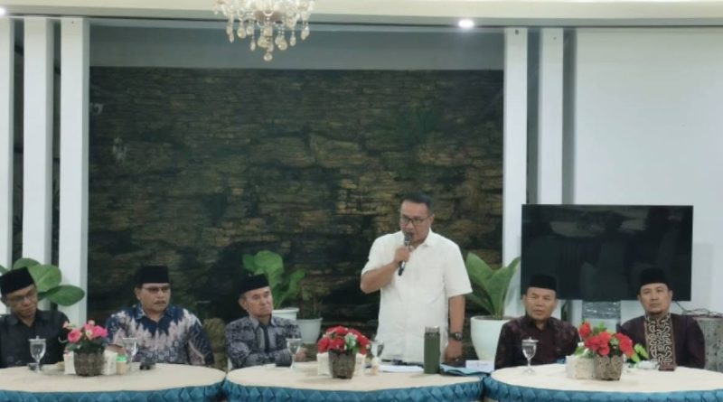 Wali Kota Sungai Penuh, Alfin, menegaskan komitmennya untuk mendukung penuh pelaksanaan Kenduri Sko 6 Luhah Sungai Penuh di Rumah Dinas Wali Kota, Selasa malam (9/6/2026). (Foto: Diskominfosta Sungai Penuh)