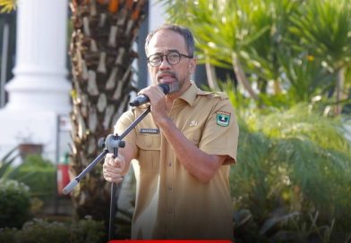 Sekretariat Dewan Perwakilan Rakyat Daerah (DPRD) Provinsi Sumatera Barat, Drs. Maifrizon, M.Si., memimpin langsung jalannya apel pagi rutin yang diikuti oleh seluruh aparatur sipil, Senin (15/6/2026). (Foto: IST/Novrianto)