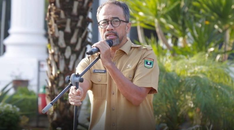 Sekretariat Dewan Perwakilan Rakyat Daerah (DPRD) Provinsi Sumatera Barat, Drs. Maifrizon, M.Si., memimpin langsung jalannya apel pagi rutin yang diikuti oleh seluruh aparatur sipil, Senin (15/6/2026). (Foto: IST/Novrianto)
