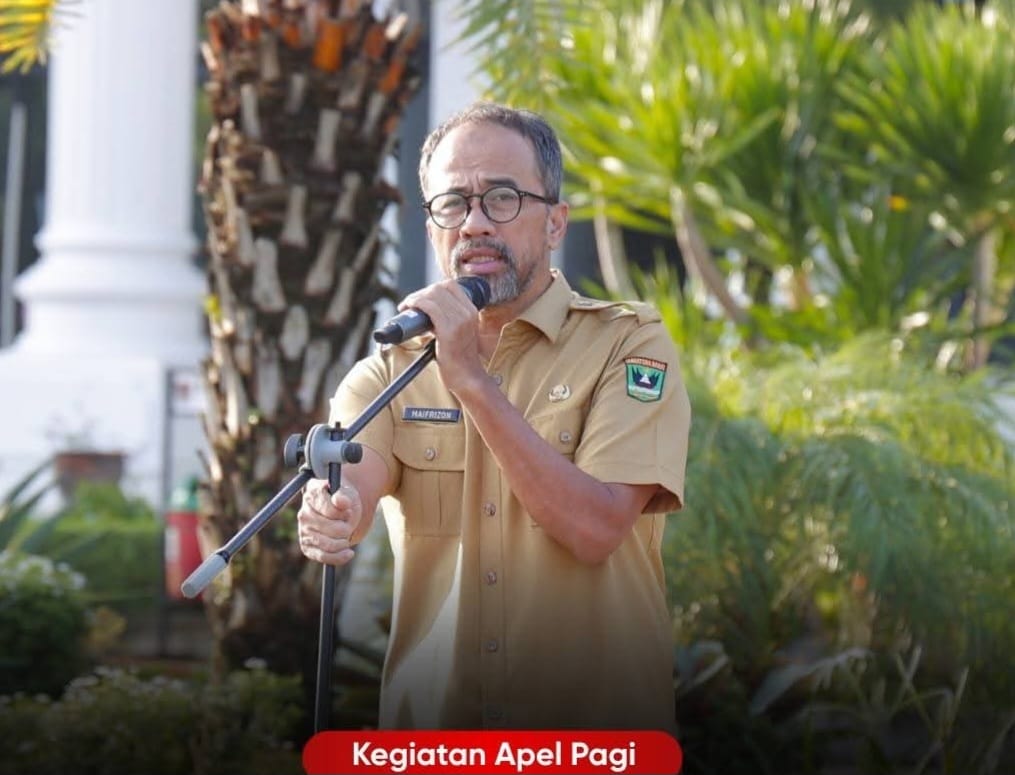 Sekretariat Dewan Perwakilan Rakyat Daerah (DPRD) Provinsi Sumatera Barat, Drs. Maifrizon, M.Si., memimpin langsung jalannya apel pagi rutin yang diikuti oleh seluruh aparatur sipil, Senin (15/6/2026). (Foto: IST/Novrianto)
