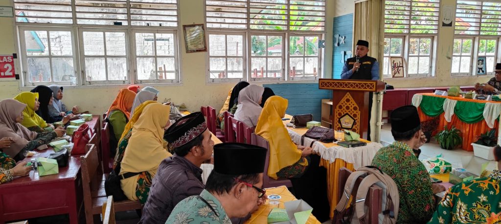 Kepala Seksi Pendidikan Diniyah dan Pondok Pesantren Kemenag Kota Solok, Fauzi, S.Sos.I., M.H., menghadiri Musyawarah Cabang (Muscab) Forum Komunikasi Diniyah Takmiliyah (FKDT) Kota Solok di MTsN Kota Solok, Ahad (14/6/2026). (Foto: IST/Fitria Sartika)