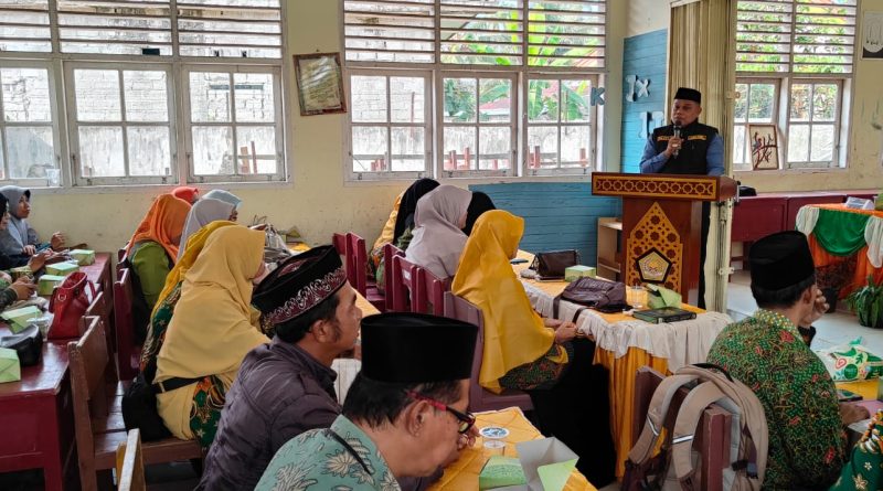 Kepala Seksi Pendidikan Diniyah dan Pondok Pesantren Kemenag Kota Solok, Fauzi, S.Sos.I., M.H., menghadiri Musyawarah Cabang (Muscab) Forum Komunikasi Diniyah Takmiliyah (FKDT) Kota Solok di MTsN Kota Solok, Ahad (14/6/2026). (Foto: IST/Fitria Sartika)