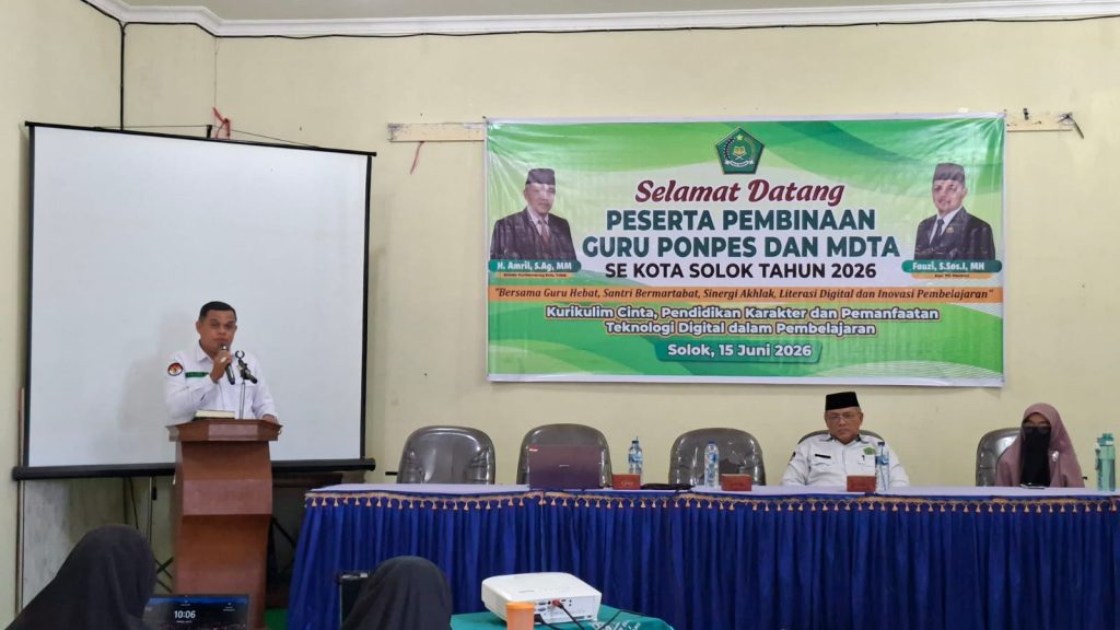 Kepala Kantor Kemenag Kota Solok, H. Amril, S.Ag., M.M., dengan didampingi Kasi PD Pontren, Fauzi, S.Sos.I., M.H. dalam agenda pembinaan intensif bagi guru Pondok Pesantren (Ponpes) dan Madrasah Diniyah Takmiliyah Awaliyah (MDTA) se-Kota Solok di Aula Masjid Agung Al-Muhsinin, Senin (15/6/2026). (Foto: IST/Fitria Sartika)