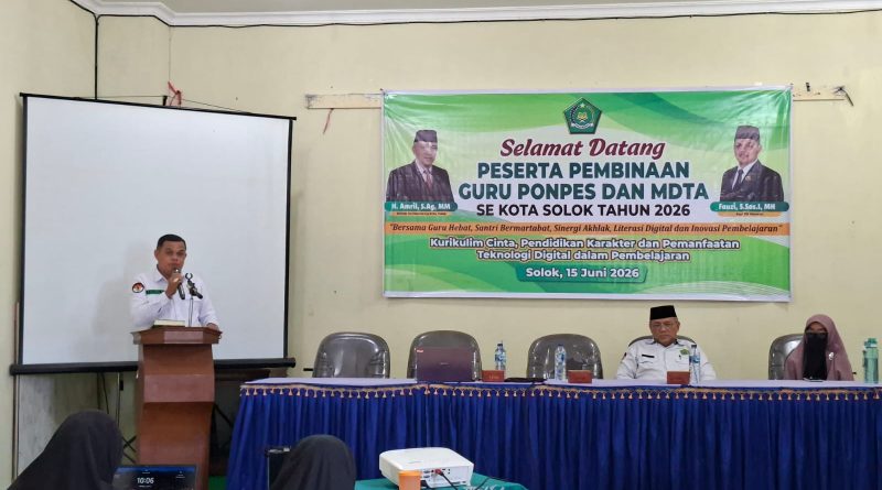 Kepala Kantor Kemenag Kota Solok, H. Amril, S.Ag., M.M., dengan didampingi Kasi PD Pontren, Fauzi, S.Sos.I., M.H. dalam agenda pembinaan intensif bagi guru Pondok Pesantren (Ponpes) dan Madrasah Diniyah Takmiliyah Awaliyah (MDTA) se-Kota Solok di Aula Masjid Agung Al-Muhsinin, Senin (15/6/2026). (Foto: IST/Fitria Sartika)
