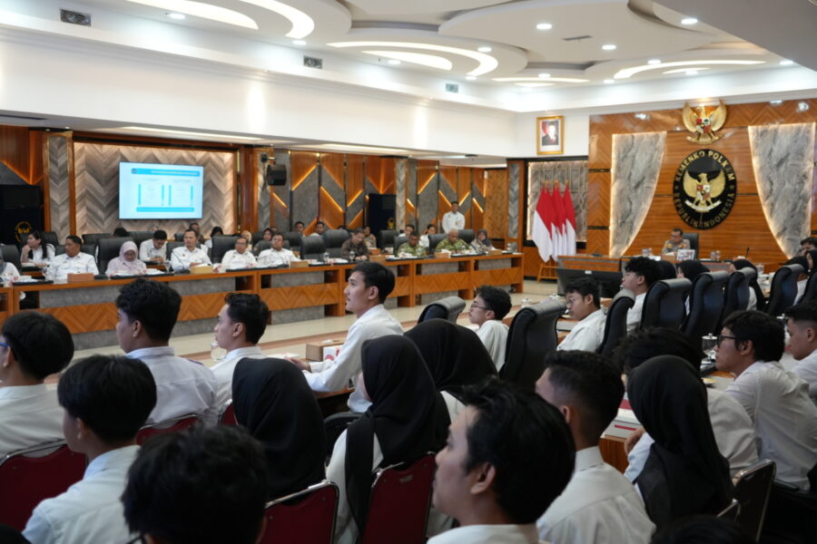 Peserta Pemagangan Nasional Batch III secara resmi menyelesaikan seluruh rangkaian masa tugasnya di Kementerian Koordinator Politik dan Keamanan Republik Indonesia (Kemenko Polkam RI) dan dilepas di Ruang Rapat Nakula, Jakarta, Senin (15/6/2026). (Foto: Kemenko Polkam RI)