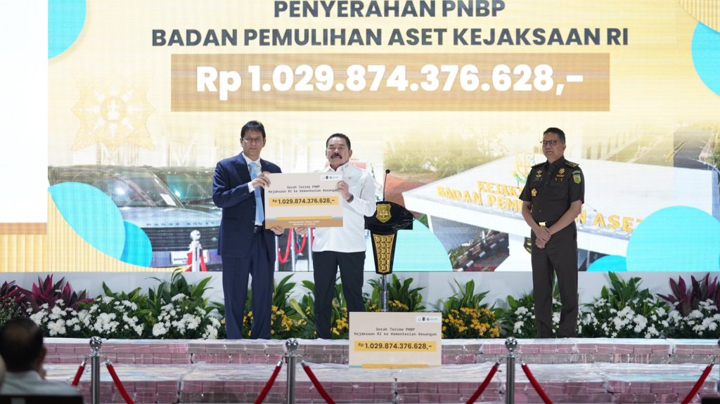 Menteri Keuangan (Menkeu) Purbaya Yudhi Sadewa menerima secara simbolis Penerimaan Negara Bukan Pajak (PNBP) sebesar Rp1.029.874.376.628. (Foto: Kemenkeu RI)
