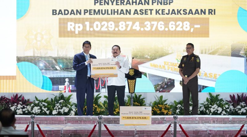 Menteri Keuangan (Menkeu) Purbaya Yudhi Sadewa menerima secara simbolis Penerimaan Negara Bukan Pajak (PNBP) sebesar Rp1.029.874.376.628. (Foto: Kemenkeu RI)