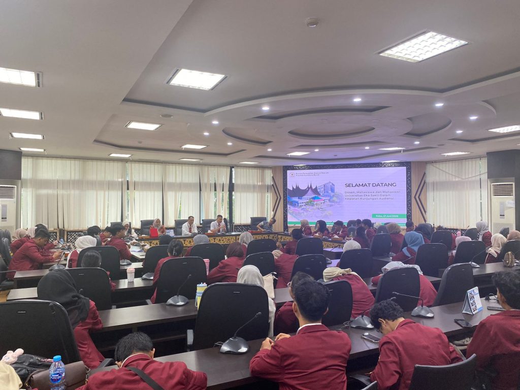 Kepala Bagian Persidangan dan Perundang-Undangan Dewan Perwakilan Rakyat Daerah (DPRD) Provinsi Sumatera Barat, Dahrul Idris, S.STP., M.Si., menerima kunjungan audiensi dari dosen serta mahasiswa Universitas Eka Sakti (Unes) di Ruang Khusus I Gedung DPRD Sumbar, Rabu (17/6/2026). (Foto: IST/Novrianto)