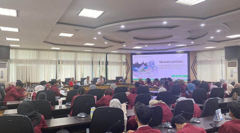 Kepala Bagian Persidangan dan Perundang-Undangan Dewan Perwakilan Rakyat Daerah (DPRD) Provinsi Sumatera Barat, Dahrul Idris, S.STP., M.Si., menerima kunjungan audiensi dari dosen serta mahasiswa Universitas Eka Sakti (Unes) di Ruang Khusus I Gedung DPRD Sumbar, Rabu (17/6/2026). (Foto: IST/Novrianto)