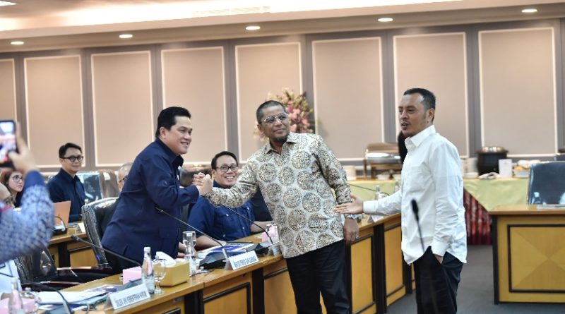 Komisi XIII DPR RI secara resmi menyetujui naturalisasi Luke Vickery dan Mitchell Baker yang disahkan dalam Rapat Kerja yang digelar di Gedung DPR RI, Senayan, Jakarta, Rabu (17/6/2026) sore. (Foto: Kemenpora RI)
