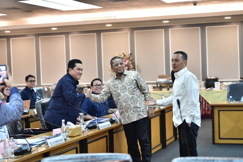 Komisi XIII DPR RI secara resmi menyetujui naturalisasi Luke Vickery dan Mitchell Baker yang disahkan dalam Rapat Kerja yang digelar di Gedung DPR RI, Senayan, Jakarta, Rabu (17/6/2026) sore. (Foto: Kemenpora RI)