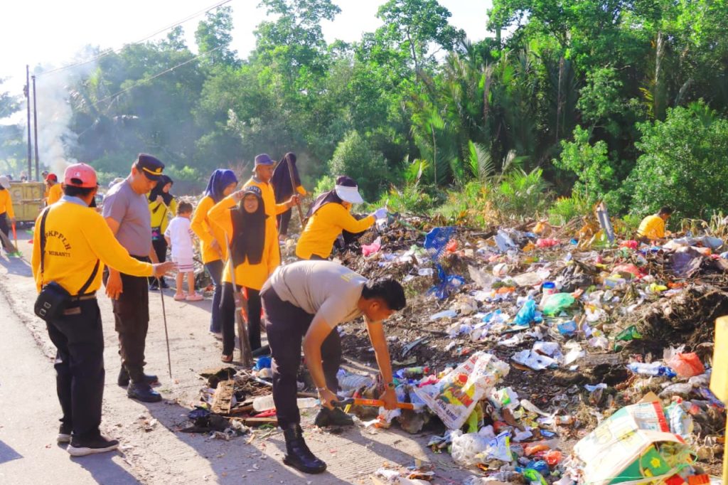 Aksi gotong royong berskala besar ini dipimpin langsung oleh Kapolres Kepulauan Meranti, AKBP Aldi Alfa Faroqi, S.H., S.I.K., M.H. (Foto: Humas Polres Kepulauan Meranti)