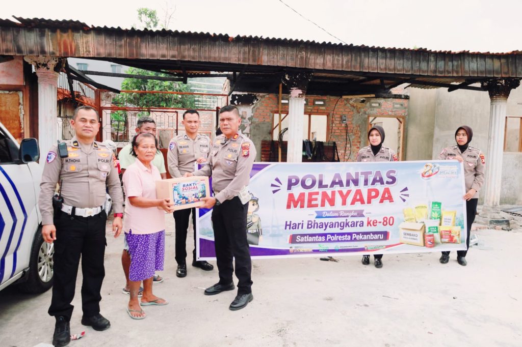 Polda Riau bergerak cepat dengan merealisasikan penyaluran bantuan sosial (bansos) secara masif di berbagai wilayah kabupaten dan kota. (Foto: Humas Ditlantas Polda Riau)