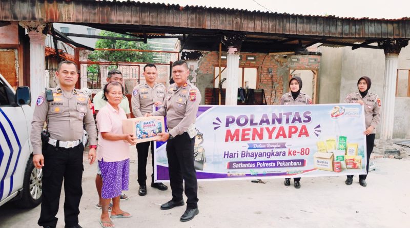 Polda Riau bergerak cepat dengan merealisasikan penyaluran bantuan sosial (bansos) secara masif di berbagai wilayah kabupaten dan kota. (Foto: Humas Ditlantas Polda Riau)