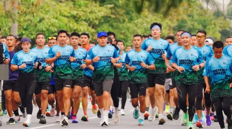 Polda Riau merealisasikan komitmen tersebut dengan menyapa ribuan pencinta olahraga lari yang memadati kawasan Car Free Day (CFD) Jalan Sudirman, Pekanbaru, Minggu (21/6/2026) pagi. (Foto: Humas Polda Riau)