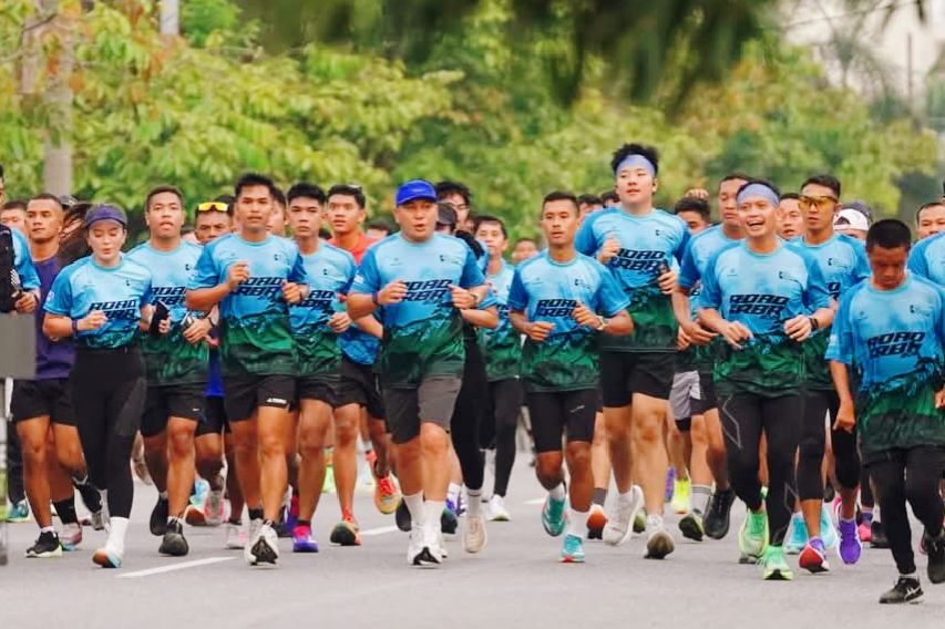 Polda Riau merealisasikan komitmen tersebut dengan menyapa ribuan pencinta olahraga lari yang memadati kawasan Car Free Day (CFD) Jalan Sudirman, Pekanbaru, Minggu (21/6/2026) pagi. (Foto: Humas Polda Riau)