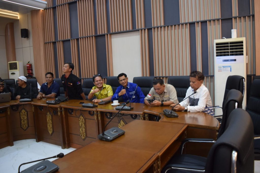 Dewan Perwakilan Rakyat Daerah (DPRD) Kabupaten Barito Utara merealisasikan langkah konkret tersebut dengan menggelar Rapat Dengar Pendapat (RDP) lintas sektor dalam forum yang diinisiasi oleh Perkumpulan Wartawan Barito Utara (PEWARTA) ini dilaksanakan di Ruang Rapat Utama Gedung DPRD, Senin (22/6/2026). (Foto: Carli Silitonga)