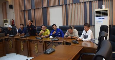 Dewan Perwakilan Rakyat Daerah (DPRD) Kabupaten Barito Utara merealisasikan langkah konkret tersebut dengan menggelar Rapat Dengar Pendapat (RDP) lintas sektor dalam forum yang diinisiasi oleh Perkumpulan Wartawan Barito Utara (PEWARTA) ini dilaksanakan di Ruang Rapat Utama Gedung DPRD, Senin (22/6/2026). (Foto: Carli Silitonga)